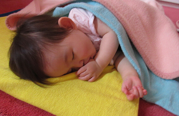 子ども達のお昼寝の様子写真を紹介しています