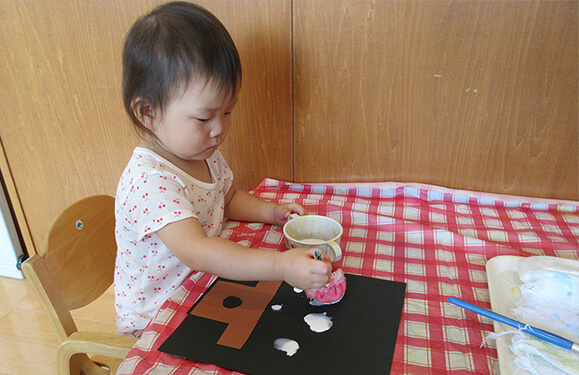 お月見製作の様子写真を紹介しています