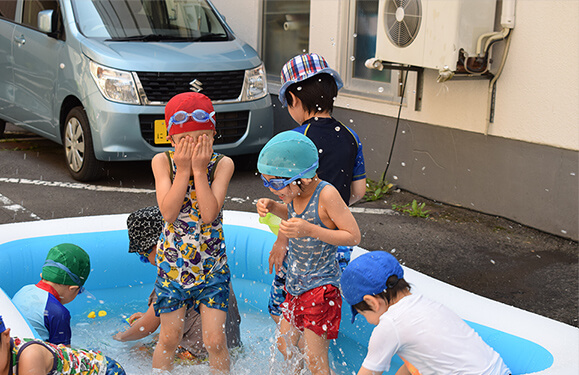 水遊びの様子写真を紹介しています