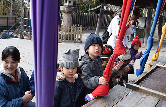 初詣の様子写真を紹介しています